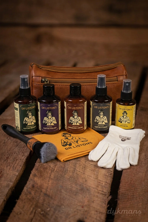 Dr. Liston's Ultimate Guitar Cleaning Set op een warme houten achtergrond