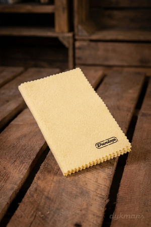 Gele Dunlop 5400SI Polish Cloth poetsdoek met zwart Dunlop-logo op een warme houten achtergrond
