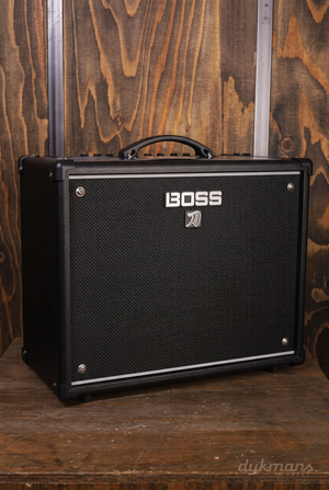 Boss Katana-25 gitaarversterker tegen de houten achtergrond van Dijkmans Guitars